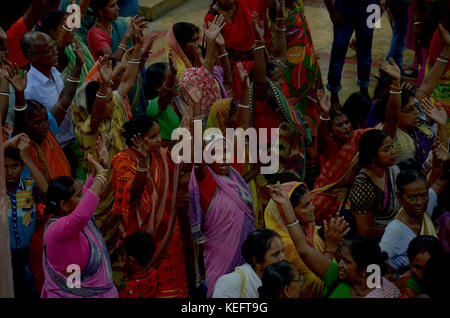 Kolkata, Inde. 19 oct, 2017. hindu dévot contenir jusqu'à recevoir le riz comme holly offrant d'être distribué par une autorité du temple à l'occasion de l'annakut festival. crédit : sanjay purkait/pacific press/Alamy live news Banque D'Images