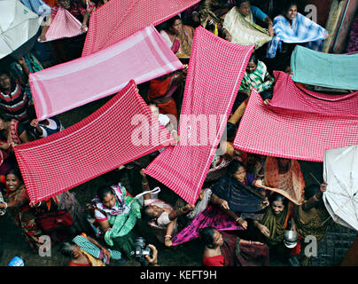 Kolkata, Inde. 20 oct, 2017. Les gens en grand nombre se rassemblent à Madan Mohan Mandir (temple) à Kolkata pour la collecte de holly le riz durant la annakut utsava (festival) et pour commémorer la victoire du Seigneur krishna sur indra. crédit : Sandip Saha/pacific press/Alamy live news Banque D'Images