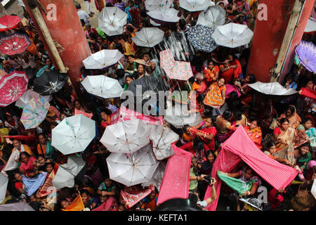 Kolkata, Inde. 20 oct, 2017. Les gens en grand nombre se rassemblent à Madan Mohan Mandir (temple) à Kolkata pour la collecte de holly le riz durant la annakut utsava (festival) et pour commémorer la victoire du Seigneur krishna sur indra. crédit : Sandip Saha/pacific press/Alamy live news Banque D'Images