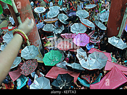 Kolkata, Inde. 20 oct, 2017. Les gens en grand nombre se rassemblent à Madan Mohan Mandir (temple) à Kolkata pour la collecte de holly le riz durant la annakut utsava (festival) et pour commémorer la victoire du Seigneur krishna sur indra. crédit : Sandip Saha/pacific press/Alamy live news Banque D'Images