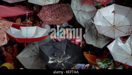 Kolkata, Inde. 19 oct, 2017. hindu dévot contenir jusqu'à recevoir le riz comme holly offrant d'être distribué par une autorité du temple à l'occasion de l'annakut festival. crédit : sanjay purkait/pacific press/Alamy live news Banque D'Images