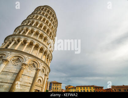 Vue de la place publique des miracles à Pise avec la tour penchée, l'un des plus célèbres monuments de l'Italie Banque D'Images