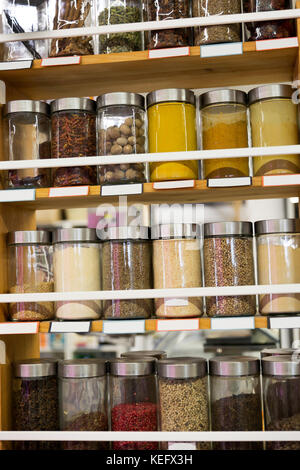 Variété d'épices dans les pots alignés sur les étagères Banque D'Images