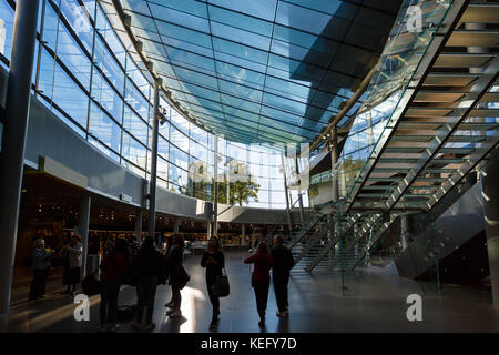 Amsterdam, Pays-Bas - 23 septembre 2017 : l'intérieur moderne en verre du musée Van Gogh à sunny day Banque D'Images