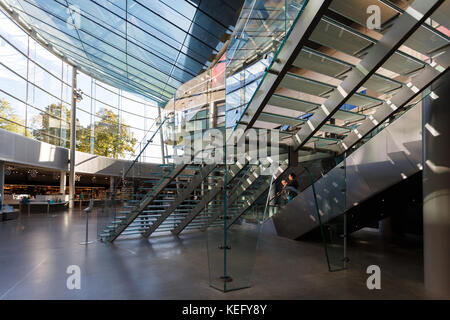 Amsterdam, Pays-Bas - 23 septembre 2017 : l'intérieur moderne en verre du musée Van Gogh à sunny day Banque D'Images