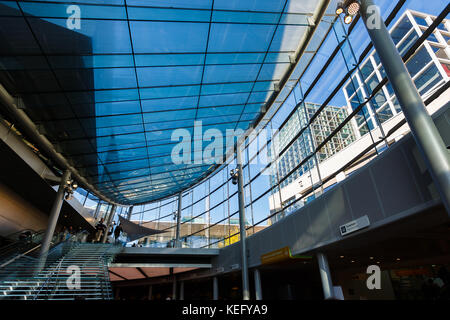 Amsterdam, Pays-Bas - 23 septembre 2017 : l'intérieur moderne en verre du musée Van Gogh à sunny day Banque D'Images