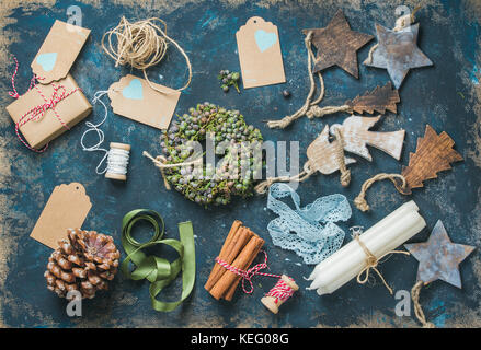 La préparation pour Noël. objets connexes noël shabby sur fond de table, vue d'en haut. de couronnes, cannelle, bougies, rubans, cône de pin, Banque D'Images