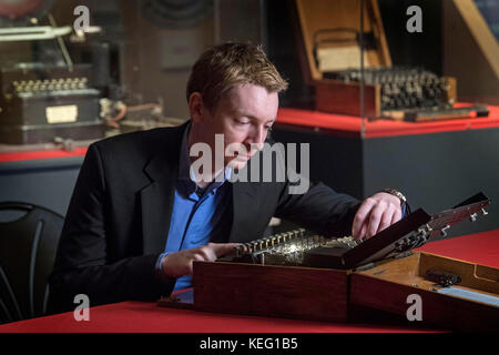 James expert enigma crasse examine un groupe de la deuxième guerre mondiale, à la machine Enigma et exposition des décrypteurs groundbreakers du Fitzwilliam Museum, à Cambridge. Banque D'Images