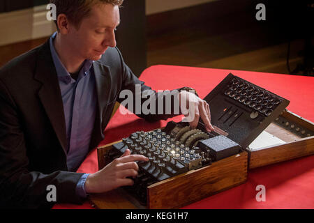 James expert enigma crasse examine un groupe de la deuxième guerre mondiale, à la machine Enigma et exposition des décrypteurs groundbreakers du Fitzwilliam Museum, à Cambridge. Banque D'Images