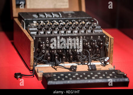 Un groupe de la deuxième guerre mondiale, à la machine Enigma et exposition des décrypteurs groundbreakers du Fitzwilliam Museum, à Cambridge. Banque D'Images