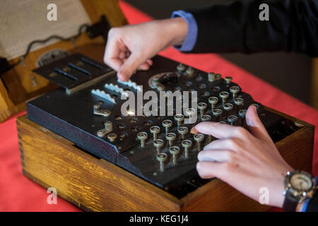 James Grime, expert en énigme, examine une machine Enigma en activité pendant la Seconde Guerre mondiale à l'exposition des Codebreakers et des Groundbreakers au Fitzwilliam Museum, à Cambridge. Banque D'Images