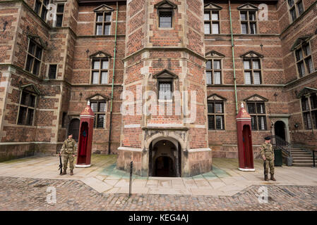 Les gardes ta l'entrée du château de Rosenborg, Copenhague, Danemark Banque D'Images