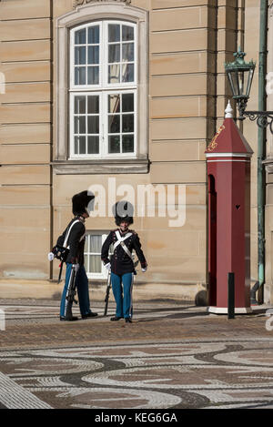 Changement de garde, le Palais d'Amalienborg, Copenhague, Danemark Banque D'Images