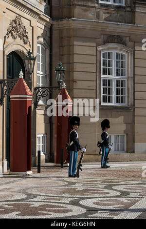 La garde royale de service au palais, le Palais d'Amalienborg, Copenhague, Danemark Banque D'Images