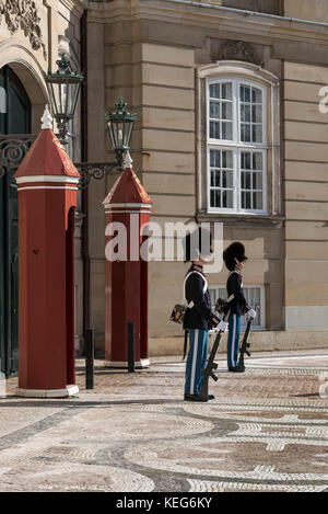 La garde royale de service au palais, le Palais d'Amalienborg, Copenhague, Danemark Banque D'Images