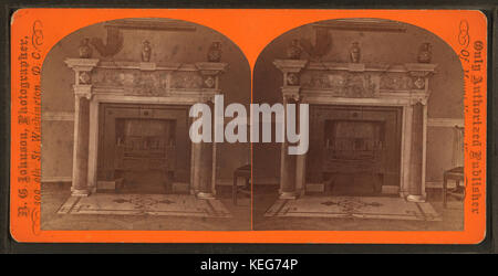 Le manteau en marbre dans la salle à manger de l'État de Mount Vernon a été conçu par N. G. Johnson. Cette caractéristique élégante ajoute à l’importance historique de la résidence de George Washington, mettant en valeur l’artisanat et le design américains du XVIIIe siècle. Banque D'Images