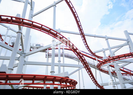 Roller Coaster de boucle ferroviaire plus de ciel nuageux Banque D'Images