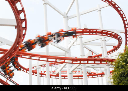 Roller Coaster de boucle ferroviaire avec le flou player plus de ciel nuageux Banque D'Images