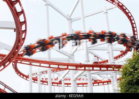 Roller Coaster de boucle ferroviaire avec le flou player plus de ciel nuageux Banque D'Images