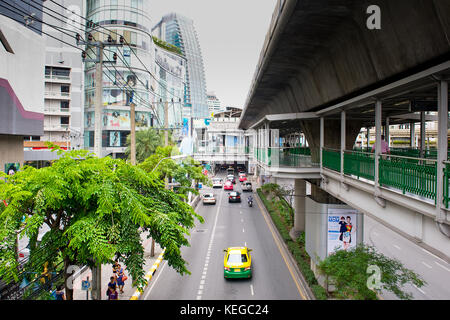 Vue sur la route depuis la passerelle entre les stations de train aérien de Bangkok Thaïlande. Banque D'Images