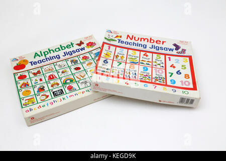 Early Learning Centre Jigsaw puzzles alphabet et les chiffres Banque D'Images