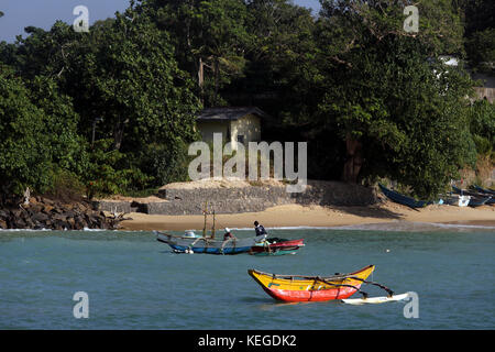 Kapparathota Anchorage Galle Sri Lanka Province du Sud hommes en Outrigger près de la rive Banque D'Images