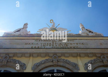 Vienne, Autriche - avril 30th, 2017 : statue de tuteurs à chapelle du château de Schönbrunn à Vienne (Autriche). Construit en 1775 conçu par l'architecte Johann ferdinand hetzendorf von hohenberg, ciel clair avec le soleil en arrière-plan Banque D'Images