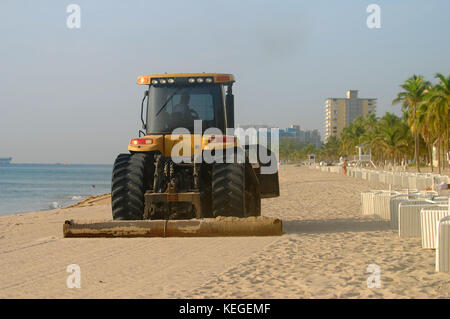 L'entretien et le nettoyage de la plage florida Banque D'Images
