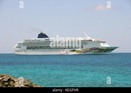 Paquebot moderne de la visite d'une île dans les Caraïbes Banque D'Images