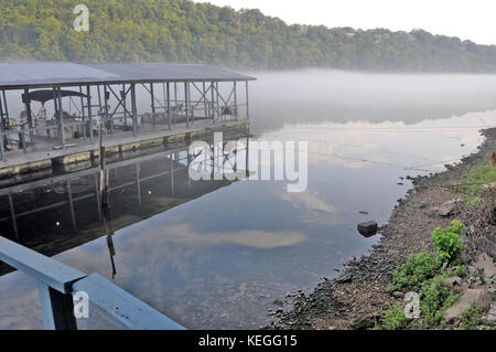Quai couvert dans la brume matinale sur le lac Taneycomo à Branson, mo usa Banque D'Images
