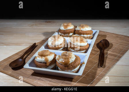 Muffins bananes et noix fraîche dans une assiette de service Banque D'Images