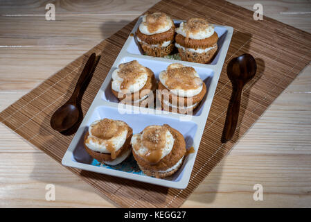 Muffins bananes et noix fraîche dans une assiette de service Banque D'Images