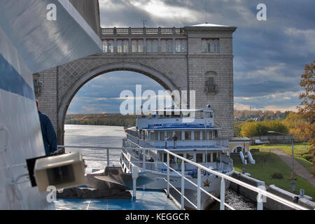 ROSTOV, Russie - 11 septembre 2017, Bateau en passerelle navigables d'Ouglitch station d'énergie hydroélectrique sur la rivière Volga, Ouglitch, Russie Banque D'Images