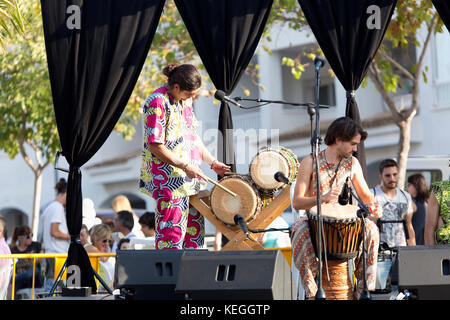 Altea, Espagne. 15 octobre 2017 : groupe de musique africain se produisant à Ecoaltea, un marché alternatif à Altea, province d'Alicante, Espagne. Banque D'Images