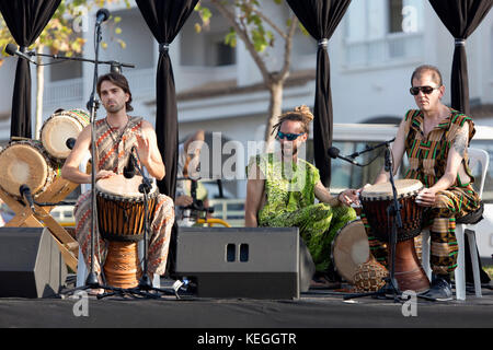 Altea, Espagne. 15 octobre 2017 : groupe de musique africain se produisant à Ecoaltea, un marché alternatif à Altea, province d'Alicante, Espagne. Banque D'Images