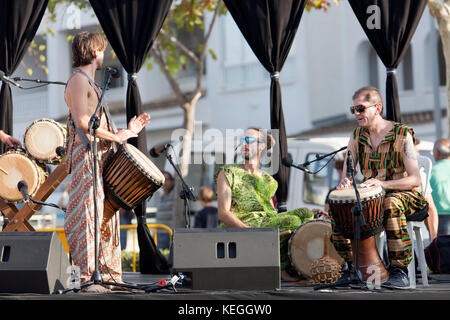 Altea, Espagne. 15 octobre 2017 : groupe de musique africain se produisant à Ecoaltea, un marché alternatif à Altea, province d'Alicante, Espagne. Banque D'Images