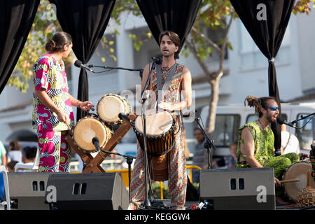 Altea, Espagne. 15 octobre 2017 : groupe de musique africain se produisant à Ecoaltea, un marché alternatif à Altea, province d'Alicante, Espagne. Banque D'Images