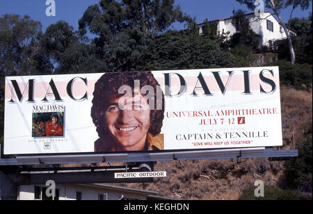 Mac Davis billboard sur le Sunset Strip à Los Angeles vers 1975 Banque D'Images