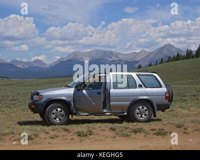 1998 Nissan Pathfinder dans les montagnes du Colorado 4x4 de l'arrière-pays des déplacements sur route. Banque D'Images