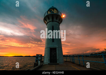 Le Raffles marina lighthouse trempez dans l'étendue du magnifique coucher de soleil. Le phare a été construit en 1994 et donnant sur la tuas second lien, Singapour Banque D'Images