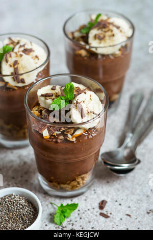 Le pouding au chocolat avec chia et la banane dans les verres. Petit-déjeuner ou de dessert sain Banque D'Images