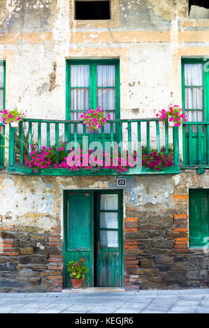 Architecture basque traditionnelle avec géraniums dans une boîte à fenêtre dans la région basque de Biskaia, dans le nord de l'Espagne Banque D'Images