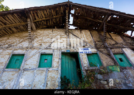 Maison basque traditionnelle à vendre dans la région basque de Biskaia, dans le nord de l'Espagne Banque D'Images