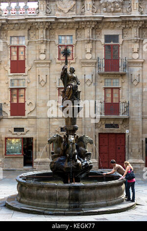 Jeune couple à la fontaine des chevaux dos Cavalos, Praza das Praterias, à Santiago de Compostelle, Galice, Espagne Banque D'Images