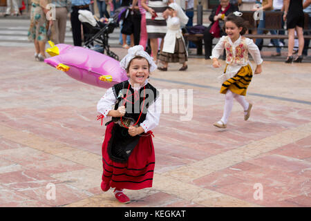 Fille jouant à traditionnel fiesta à Villaviciosa dans les Asturies, dans le Nord de l'Espagne Banque D'Images