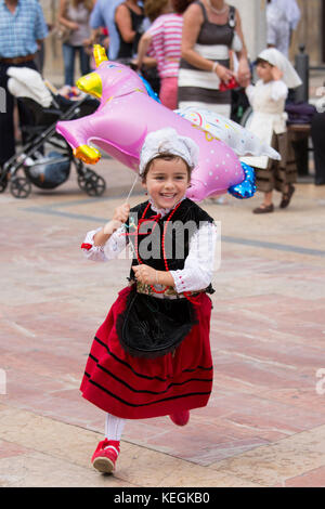 Fille jouant à traditionnel fiesta à Villaviciosa dans les Asturies, dans le Nord de l'Espagne Banque D'Images