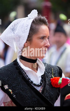 Danseuse espagnole à la fiesta traditionnelle à Villaviciosa dans les Asturies, dans le nord de l'Espagne Banque D'Images