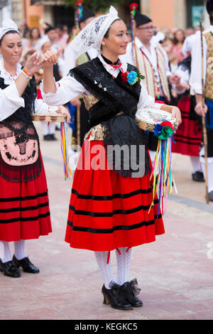 Danseuse espagnole traditionnelle au Fiesta à Villaviciosa dans les Asturies, dans le Nord de l'Espagne Banque D'Images