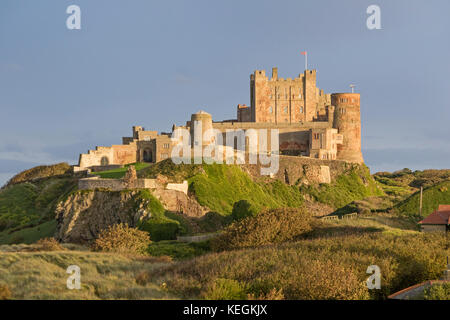 Lumière du soir au château de Bamburgh, Bamburgh, Northumberland, England, UK Banque D'Images