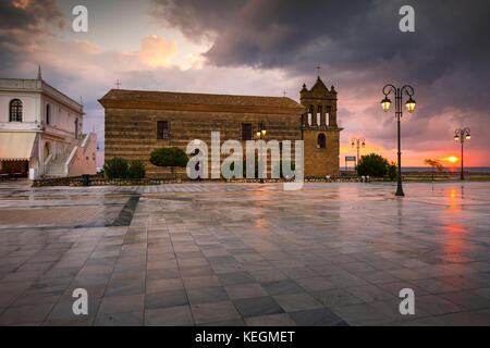 Lever du soleil à St Nikolaos Molou Eglise en place Solomos dans la ville de Zakynthos, Grèce. Banque D'Images